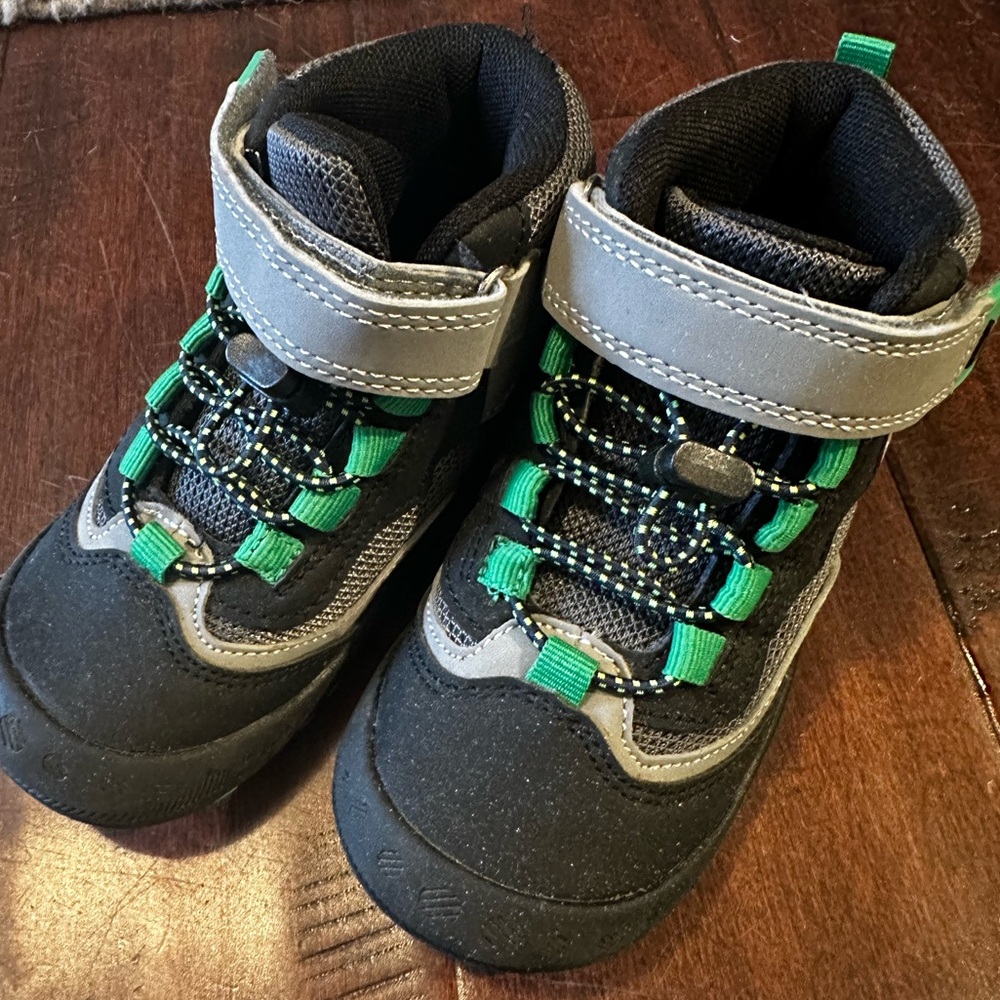 Little Kids Black and Green Hiking Boots, Mishansha brand, size EU 26 / US 9